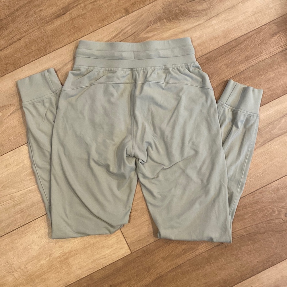Ready to rulu high rise lulu lemon joggers length 7/8 size 4 color green fern